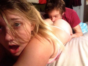 jeunette blonde se fait bouffer le cul au tel rose amateur